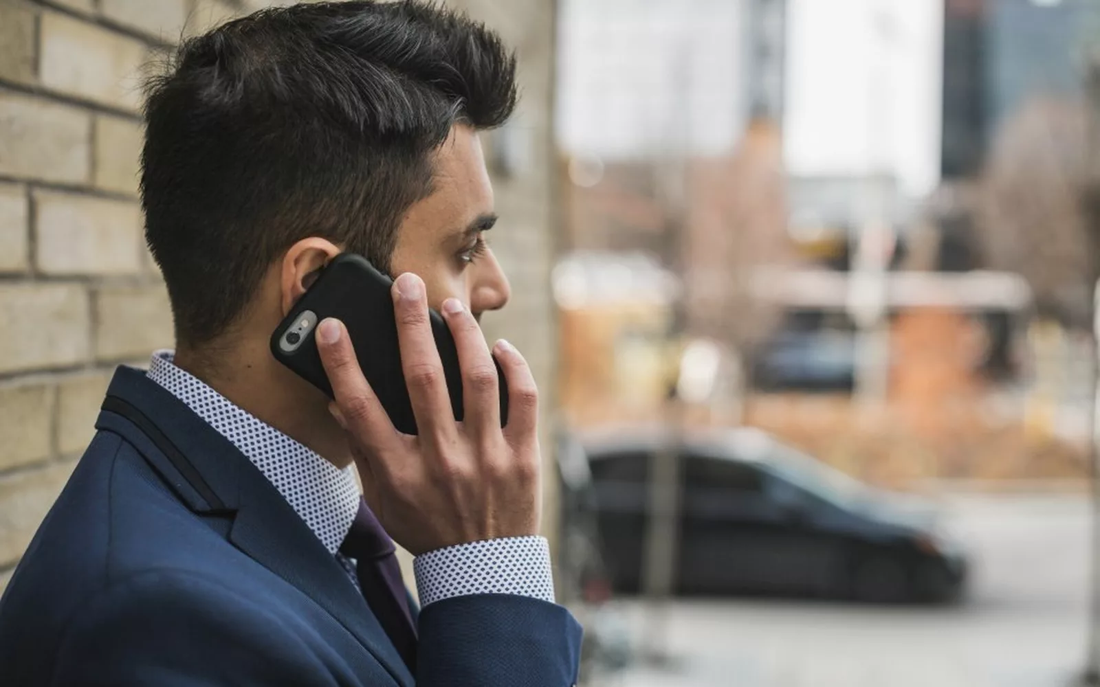 Mężczyzna rozmawia przez telefon z zestawem słuchawkowym